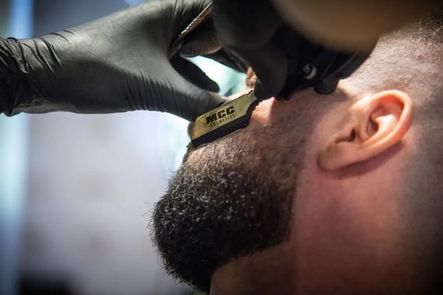 Travail de barbe chez MCC Barbershops
