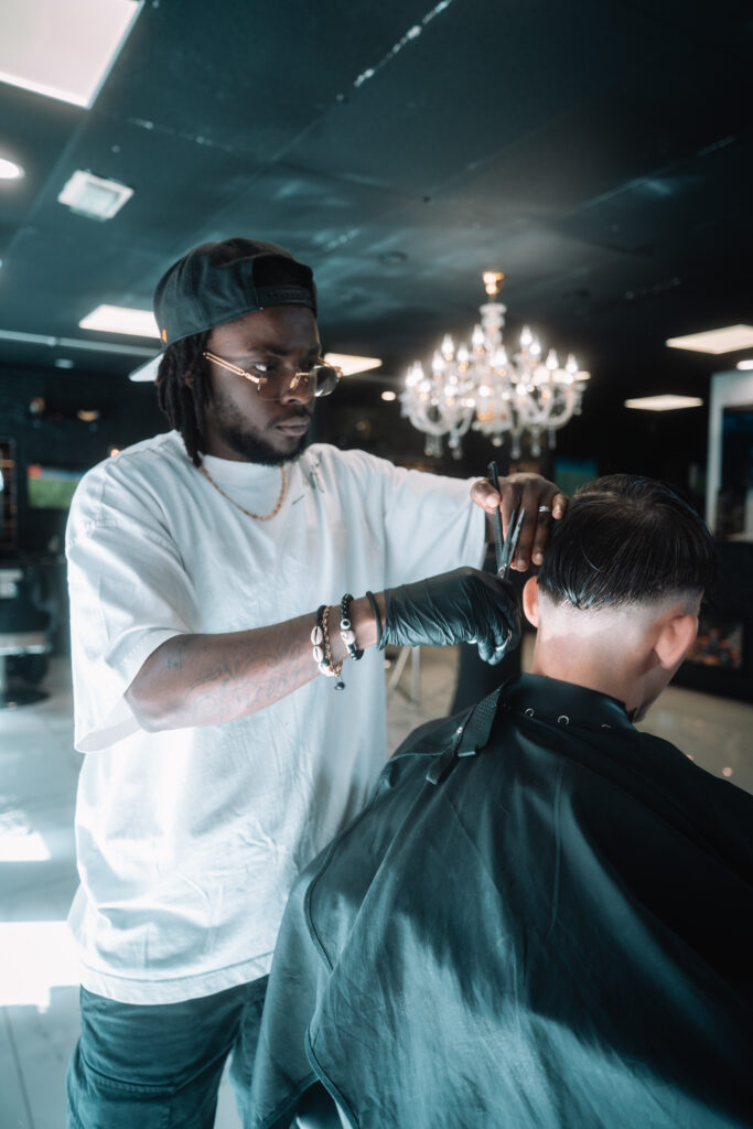 Barber fait un dégradé, coiffure homme dans un barbershop