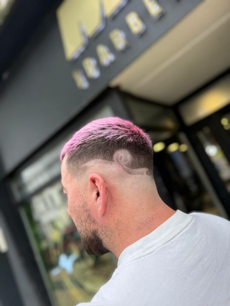 Coupe dégradé homme moderne teinture octobre rose MCC barbershops