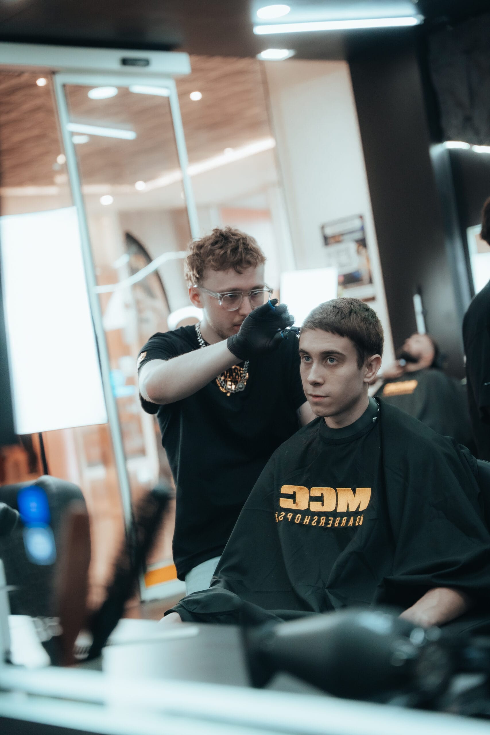 Taille de barbe et contours au rasoir dans un barbershop des Hauts-de-France