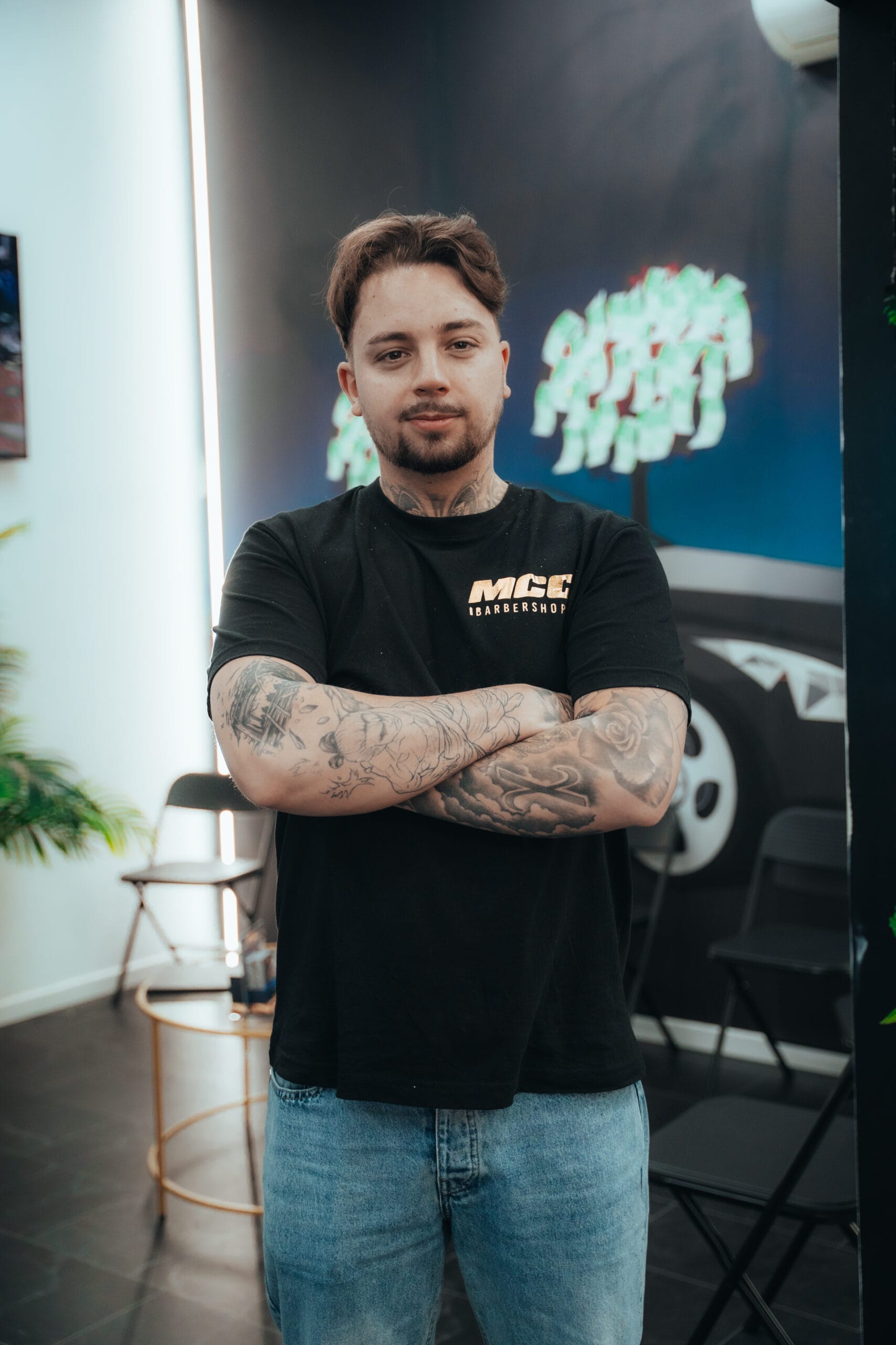 Finition d'un hair design homme : symétrie des contours et coupe premium signée barber MCC
