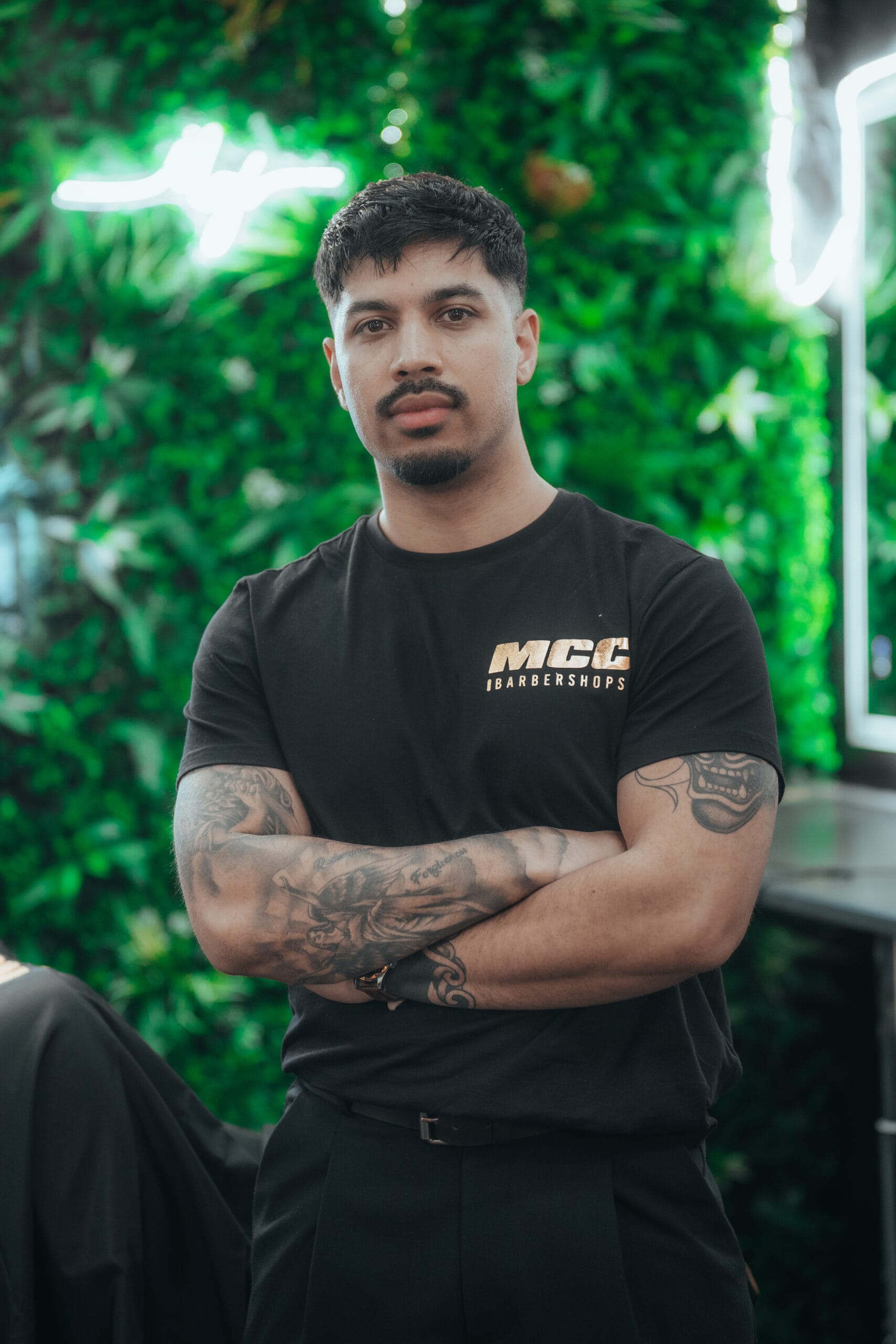 Taille de barbe et contours nets réalisés par un barber formé chez MCC Académie