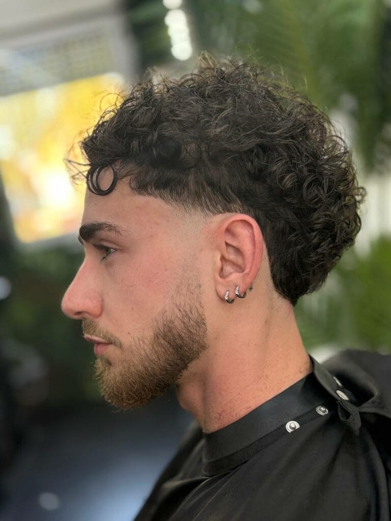 Coup MCC barbershops cheveux bouclés boucles d'oreilles